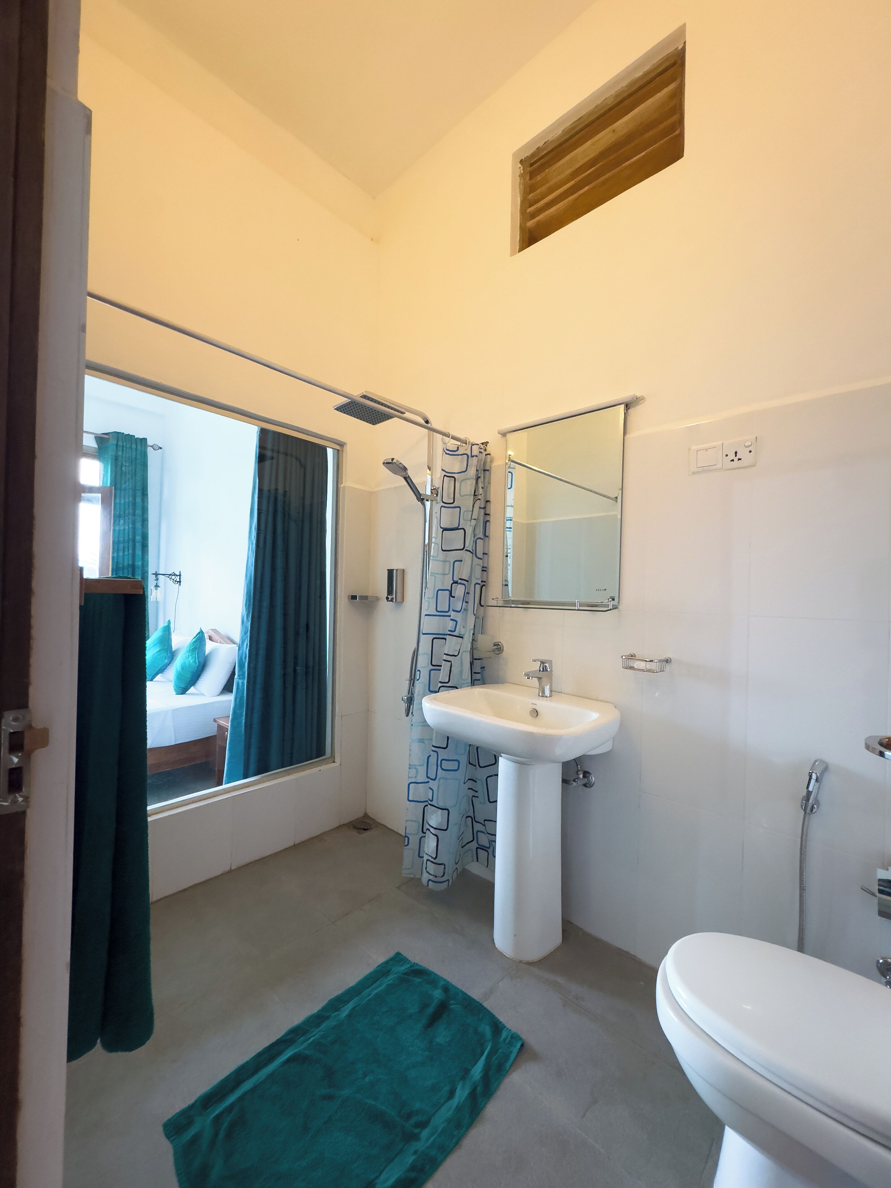 Un bagno con doccia, lavandino e water.