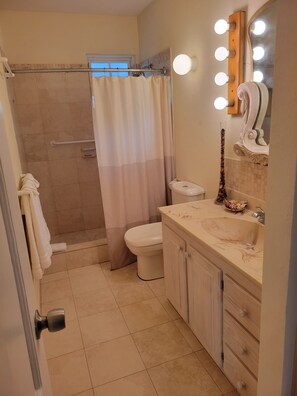 Honeymoon Suite, 1 Queen Bed | Bathroom