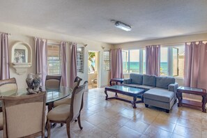 Honeymoon suite, 1 queensize bed | Woonruimte | Een 41-inch televisie met kabelzenders