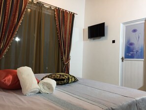 Deluxe Double Room, 1 Bedroom, Non Smoking, Private Bathroom | In-room safe, desk, soundproofing, iron/ironing board - Villa Nuova Kandy (Kandy)