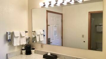 Combined shower/tub, hair dryer, towels