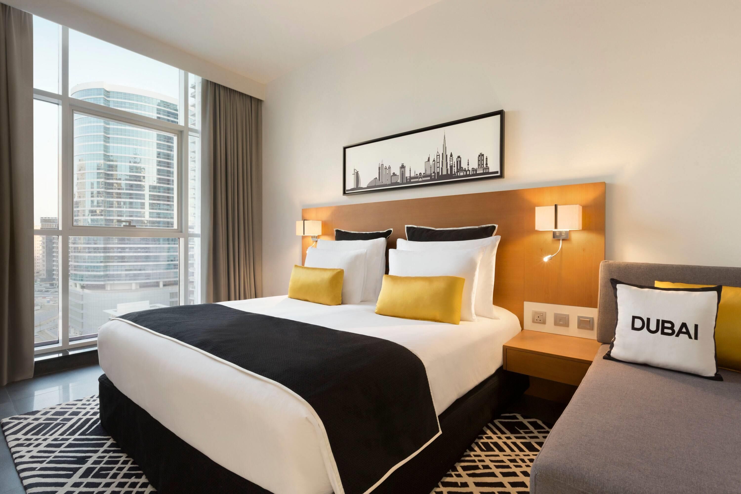 Tryp One-Bedroom Suite with Soluna Beach Club Access | Dundyner, minibar, safe på rommet og skrivebord