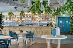 Bar (on property) - TRYP by Wyndham Dubai (Dubai)