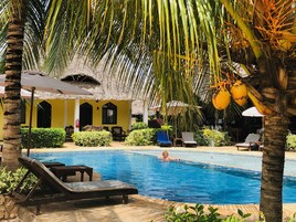 室外游泳池，池畔遮阳伞，日光浴躺椅