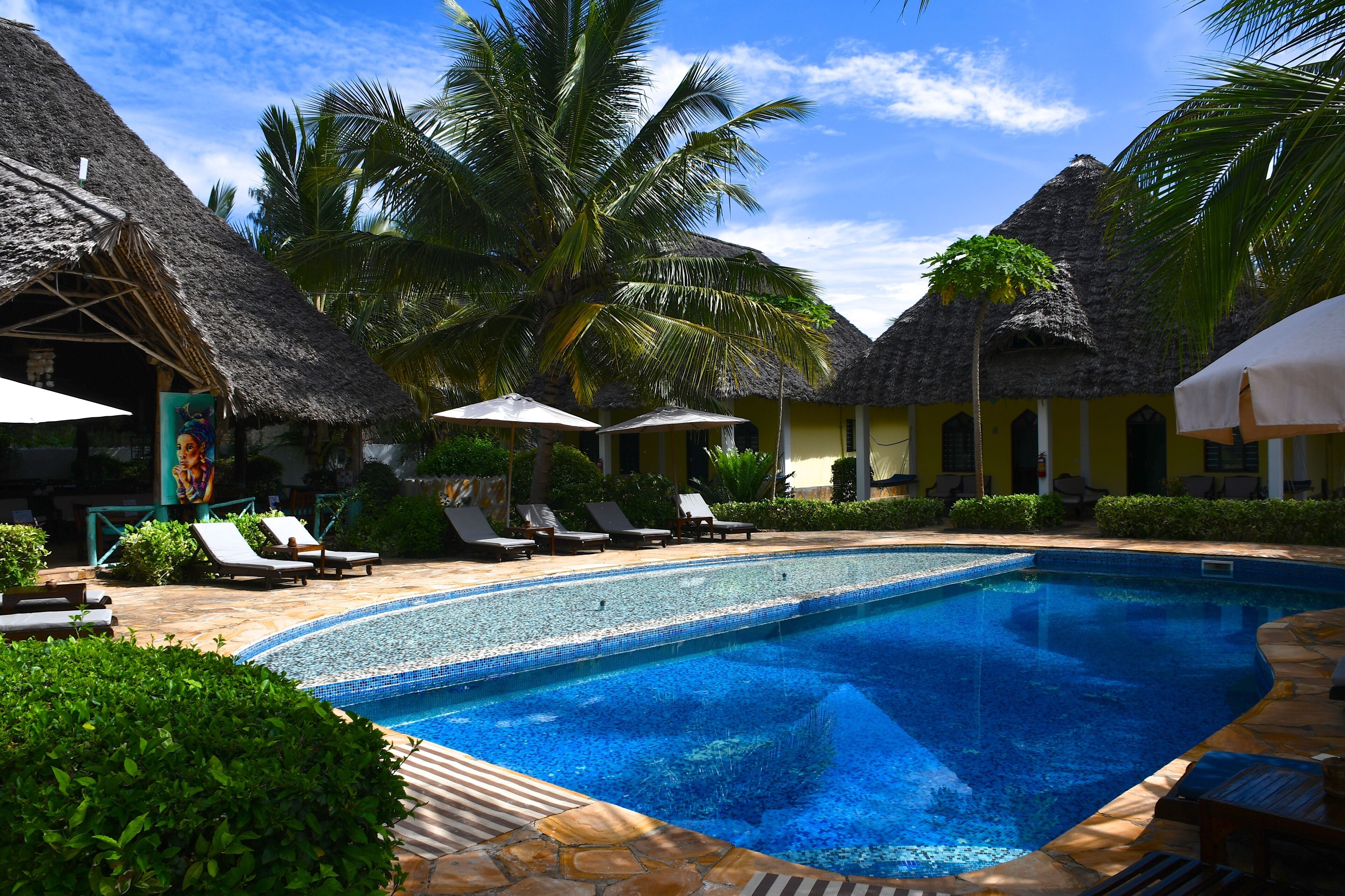 Piscina externa, guarda-sóis, espreguiçadeiras