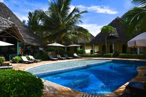 Piscine extérieure, parasols, chaises longues
