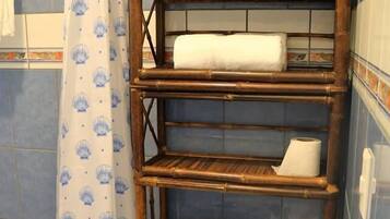 Standard House, 4 Bedrooms, Ocean View | Bilik Mandi | Pancuran mandi, tuala disediakan