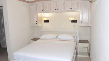 1 habitación, caja de seguridad en la habitación y muebles diferentes