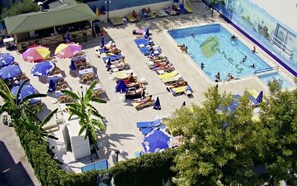 Außenpool (je nach Saison geöffnet), Sonnenschirme, Liegestühle