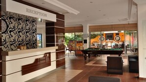 A reception area with a pool table and billiards in the background. - Narcis Apart Hotel (Alanya)