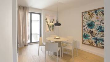 Comfort-penthouselejlighed - 3 soveværelser (Duplex) | Spisning på værelset