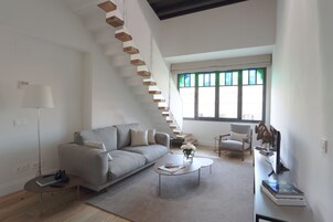 Ático Confort, 3 habitaciones (Duplex) | Zona de estar | Una televisión de pantalla plana