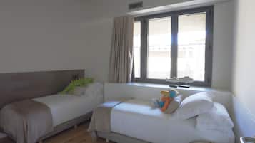 Comfort penthouse, 3 slaapkamers (Duplex) | Een kluis op de kamer, geluiddichte muren, een strijkplank/strijkijzer
