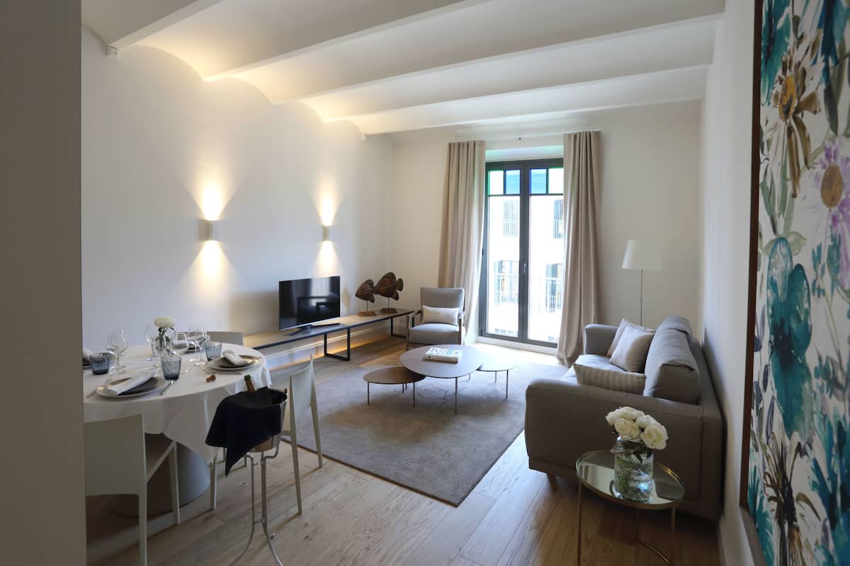 Apartamento luxo, 2 quartos | Área de estar | TV de tela plana