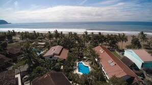 A coastal resort with multiple buildings, a swimming pool, and a beach view. - Hotel Pochote Grande (Jacó)