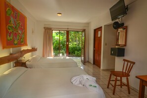 Dobbelt- eller tomannsrom – classic, 2 queensize-senger, delvis havutsikt, ved strandkanten | Skrivebord og wi-fi (inkludert)