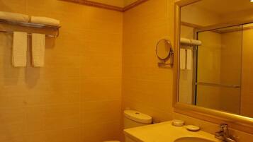 Habitación Deluxe, vista al mar | Baño | Regadera, amenidades de baño gratuitas, batas, pantuflas