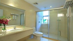 Classic Suite | Bathroom | Shower, free toiletries, bathrobes, slippers - Sanya Jinglilai Resort (Sanya)