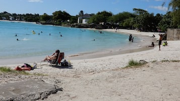 Una spiaggia nelle vicinanze