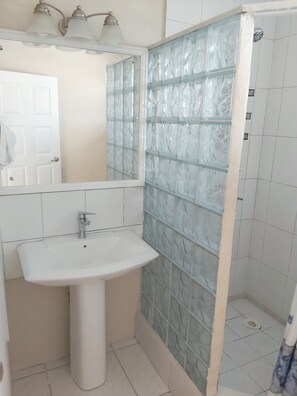 Apartment, 1 Bedroom | Bilik Mandi | Pancuran mandi, kelengkapan dandanan diri percuma, tuala disediakan 