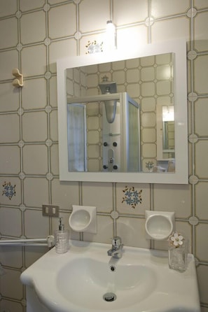 Appartement, 1 chambre | Lavabo de la salle de bain