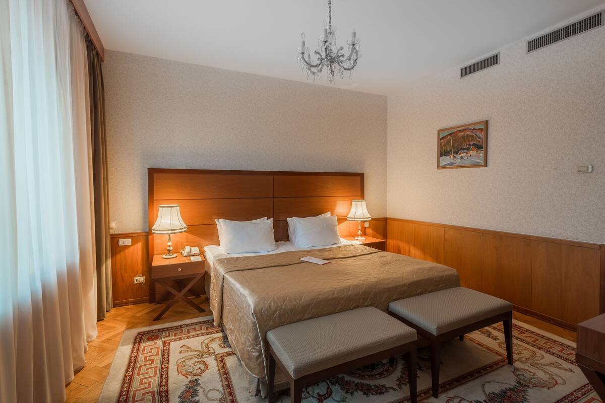 Junior Suite, 1 Bedroom | Bar mini, peti besi dalam bilik, meja, kalis bunyi