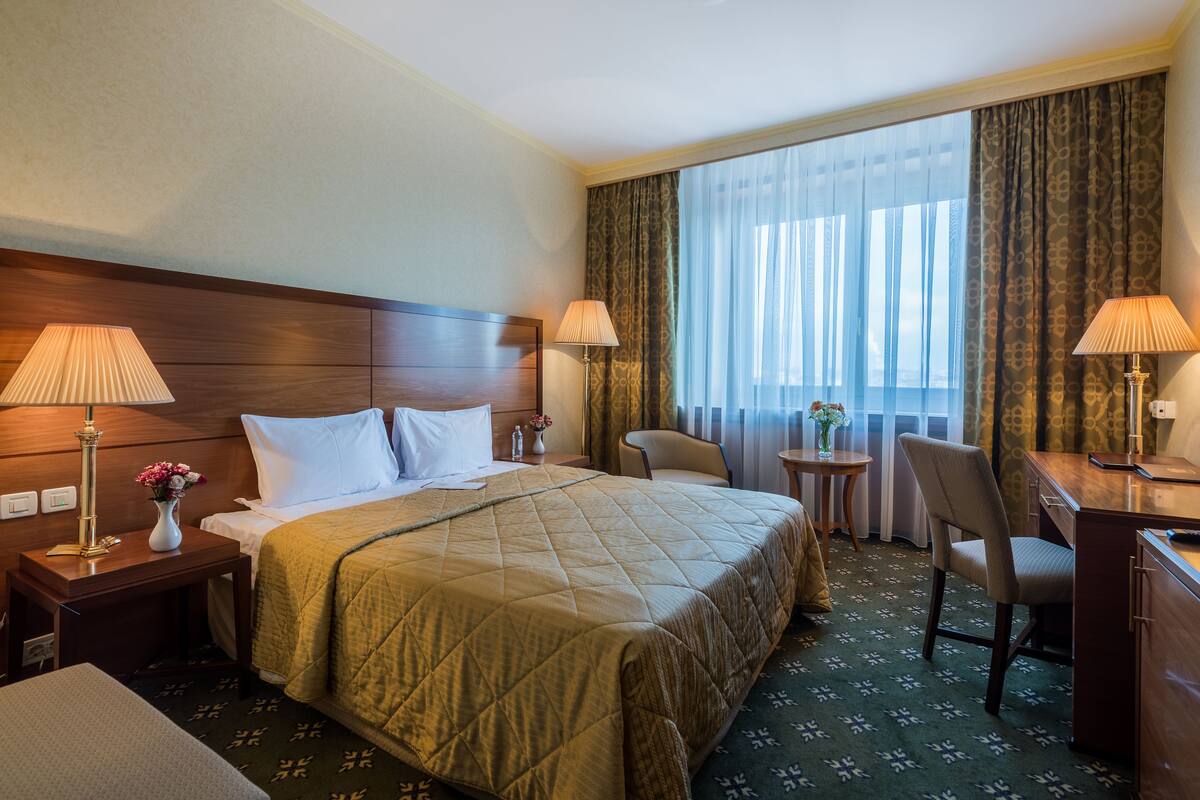 Standard Double Room (Modus) | Bar mini, peti besi dalam bilik, meja, kalis bunyi