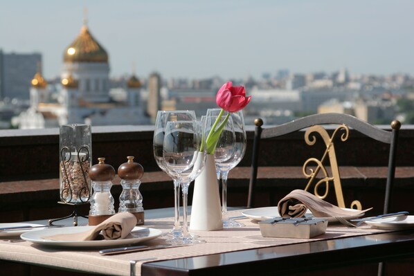 2 restoran, sarapan dihidangkan 