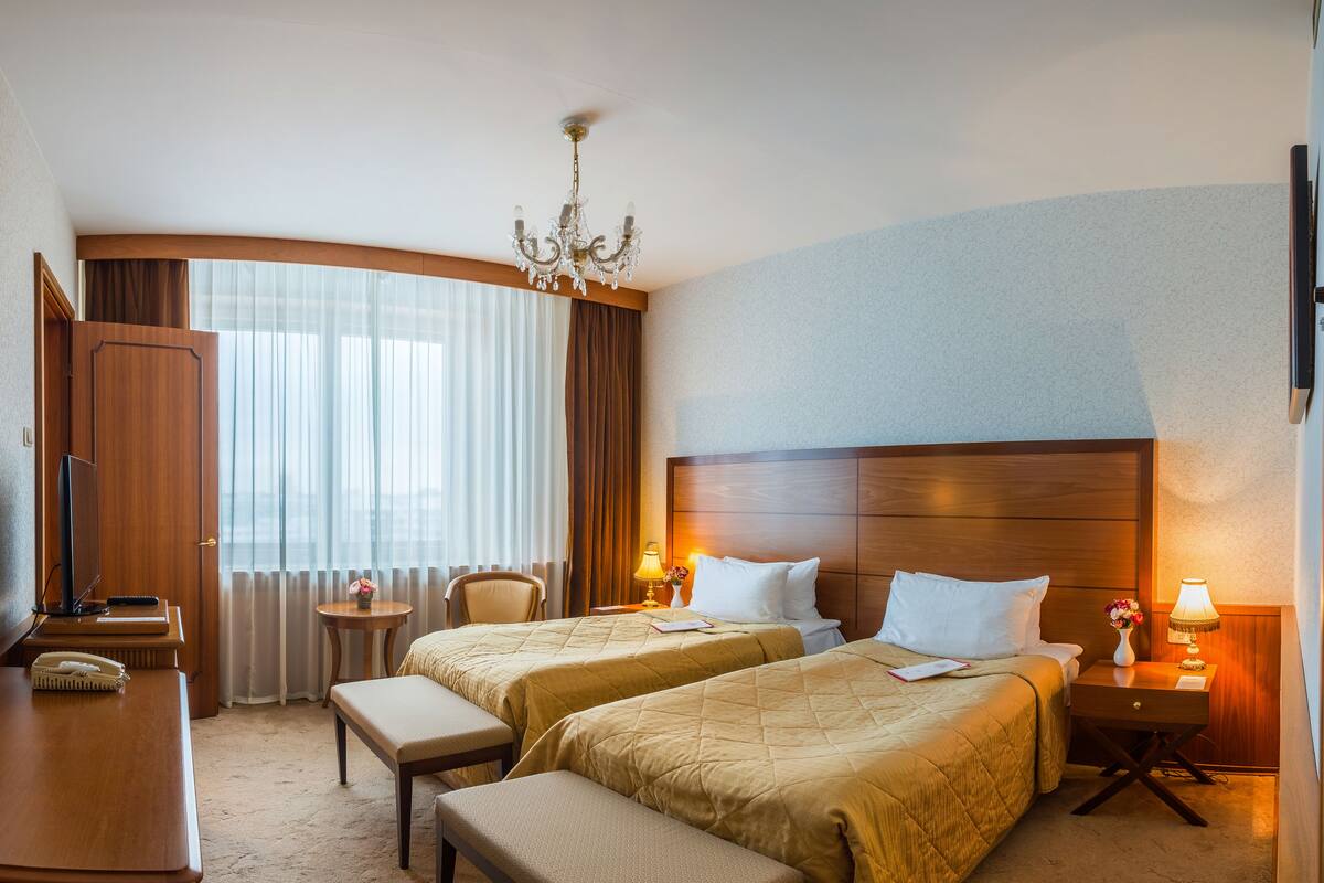 Junior Suite, 2 Katil Bujang (Single) (Renovated) | Bar mini, peti besi dalam bilik, meja, kalis bunyi