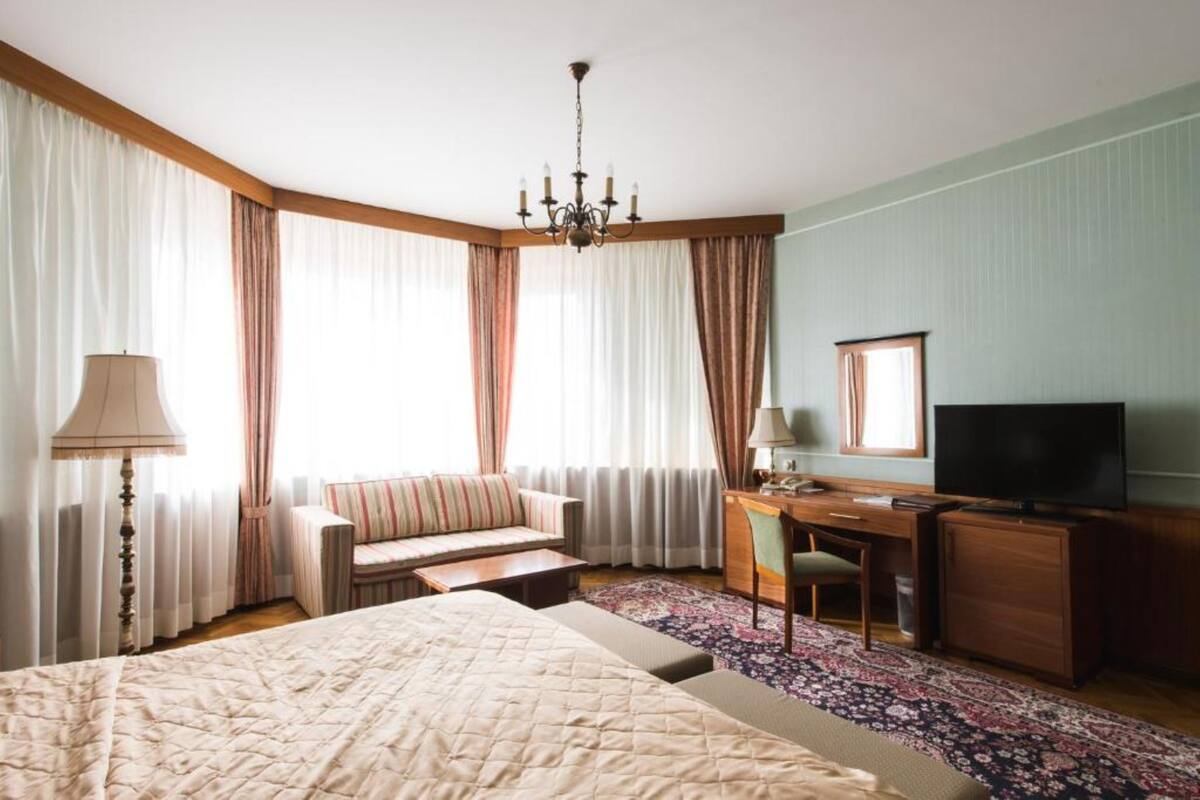 Deluxe Double Room | Bar mini, peti besi dalam bilik, meja, kalis bunyi