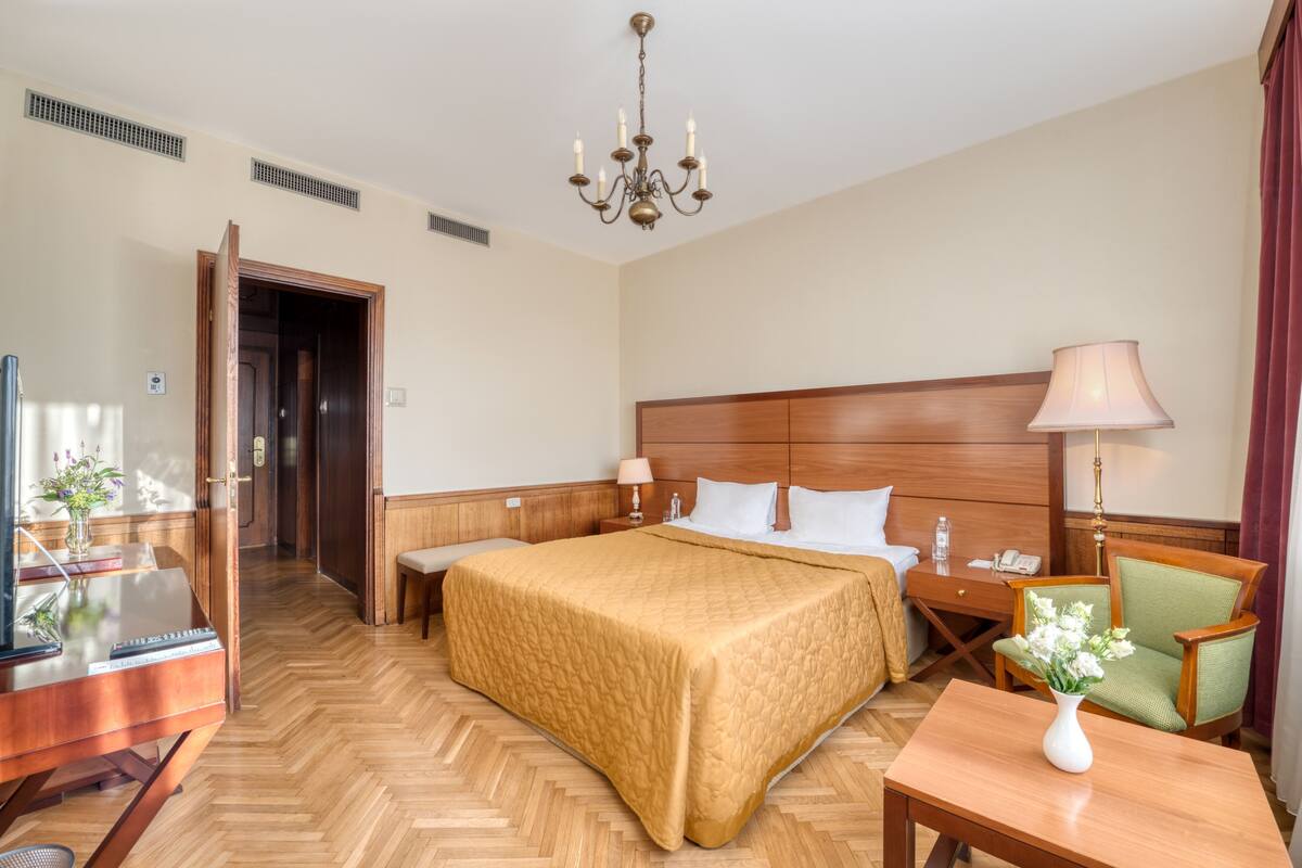 Standard Double Room | Bar mini, peti besi dalam bilik, meja, kalis bunyi
