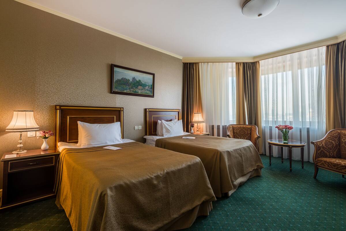 Deluxe Twin Room | Bar mini, peti besi dalam bilik, meja, kalis bunyi