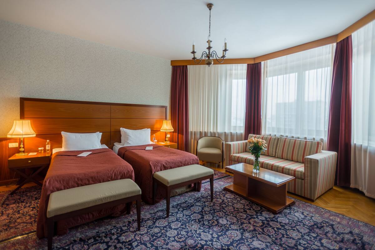 Deluxe Twin Room, 2 Katil Bujang (Single) | Bar mini, peti besi dalam bilik, meja, kalis bunyi