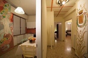 Appartamento, 2 camere da letto | Area soggiorno | TV a schermo piatto