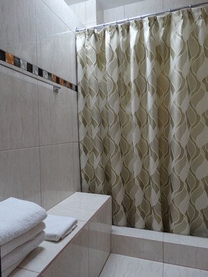 Chuveiro, produtos de toalete grátis, secador de cabelo 