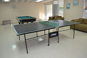 Game room - Hostal Universitario (San German)