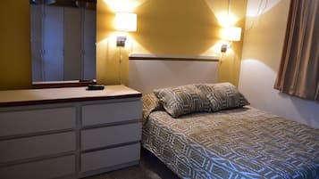 Kamer, 1 queensize bed met slaapbank | Een strijkplank/strijkijzer, babybedden, gratis wifi, beddengoed