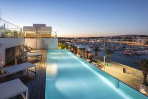 Outdoor pool, open 8 AM to 8 PM, pool umbrellas, sun loungers - Lagos Avenida Hotel (Lagos)