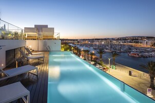 Piscina externa, funciona das 8h às 20h, guarda-sóis, espreguiçadeiras