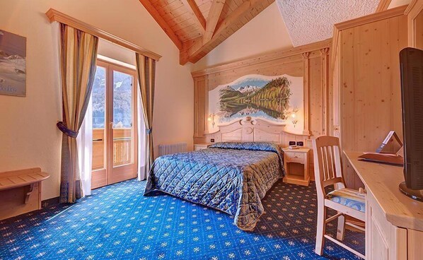 Chambre triple Confort | Coffre-fort, bureau, systĂšme dâinsonorisation, Wi-Fi (supplĂ©ment)