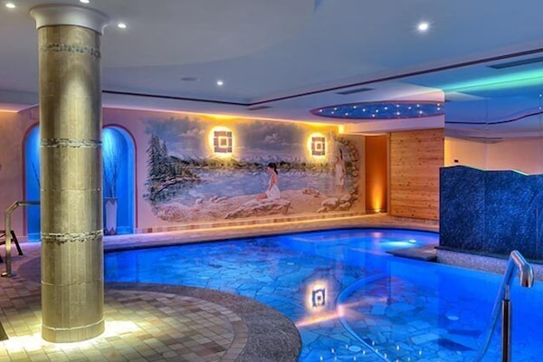 Indoor spa tub