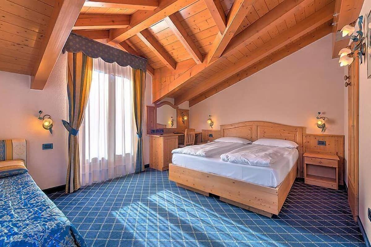 Family Room | In-room safe, desk, soundproofing, WiFi