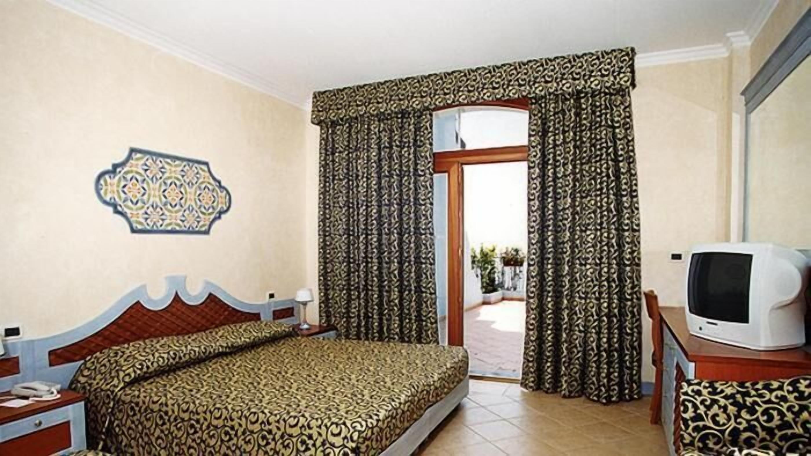 Una cassaforte in camera, una scrivania