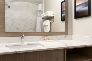 Combined shower/bathtub, free toiletries, hair dryer, towels - Days Inn by Wyndham Calgary North Balzac (Balzac)