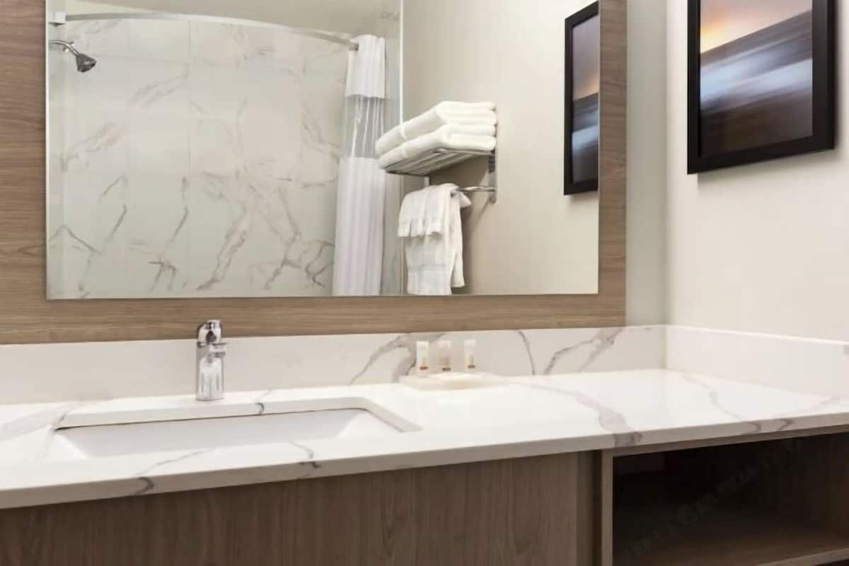 Tina con regadera, amenidades de baño gratuitas, secadora de cabello