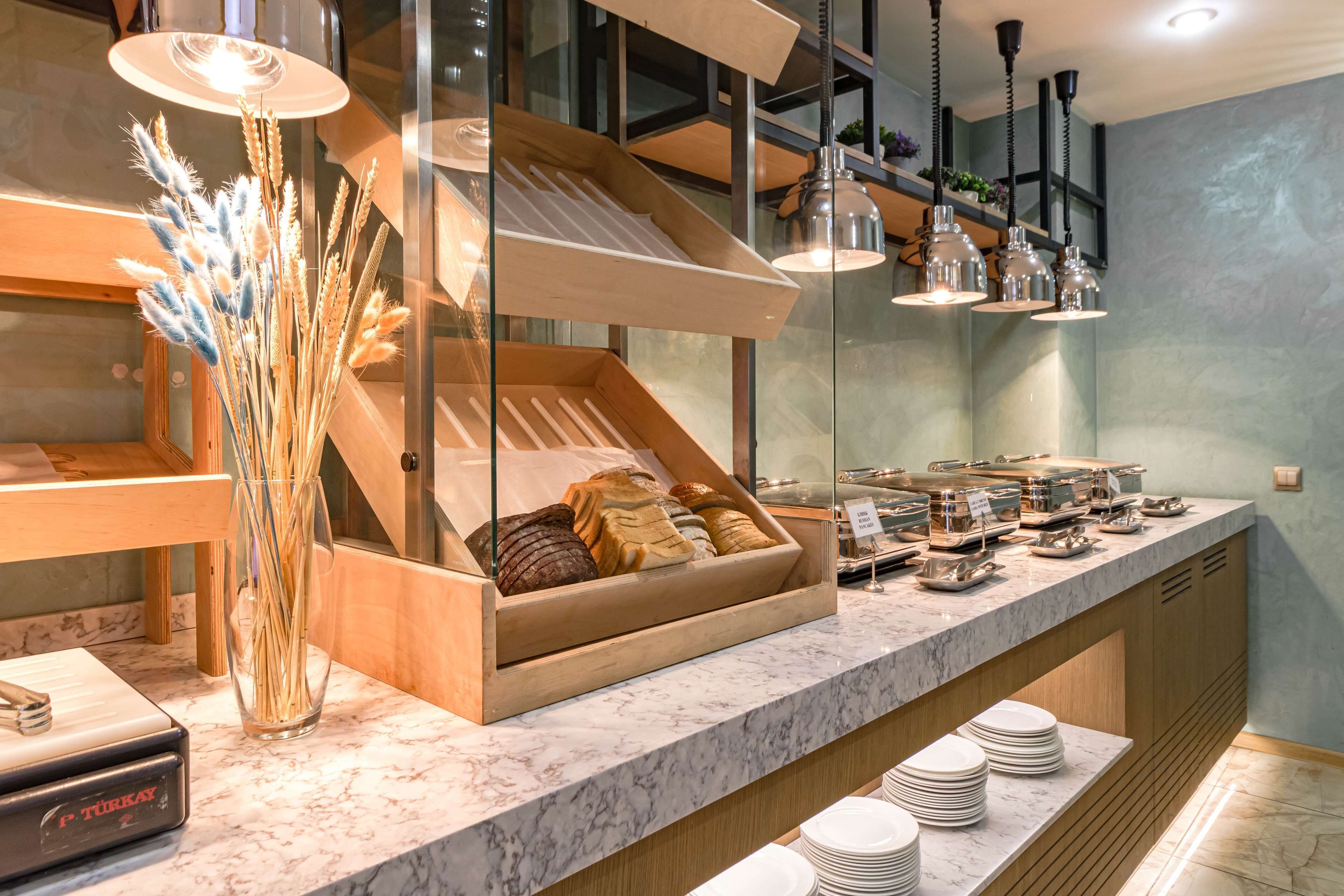 free daily full breakfast