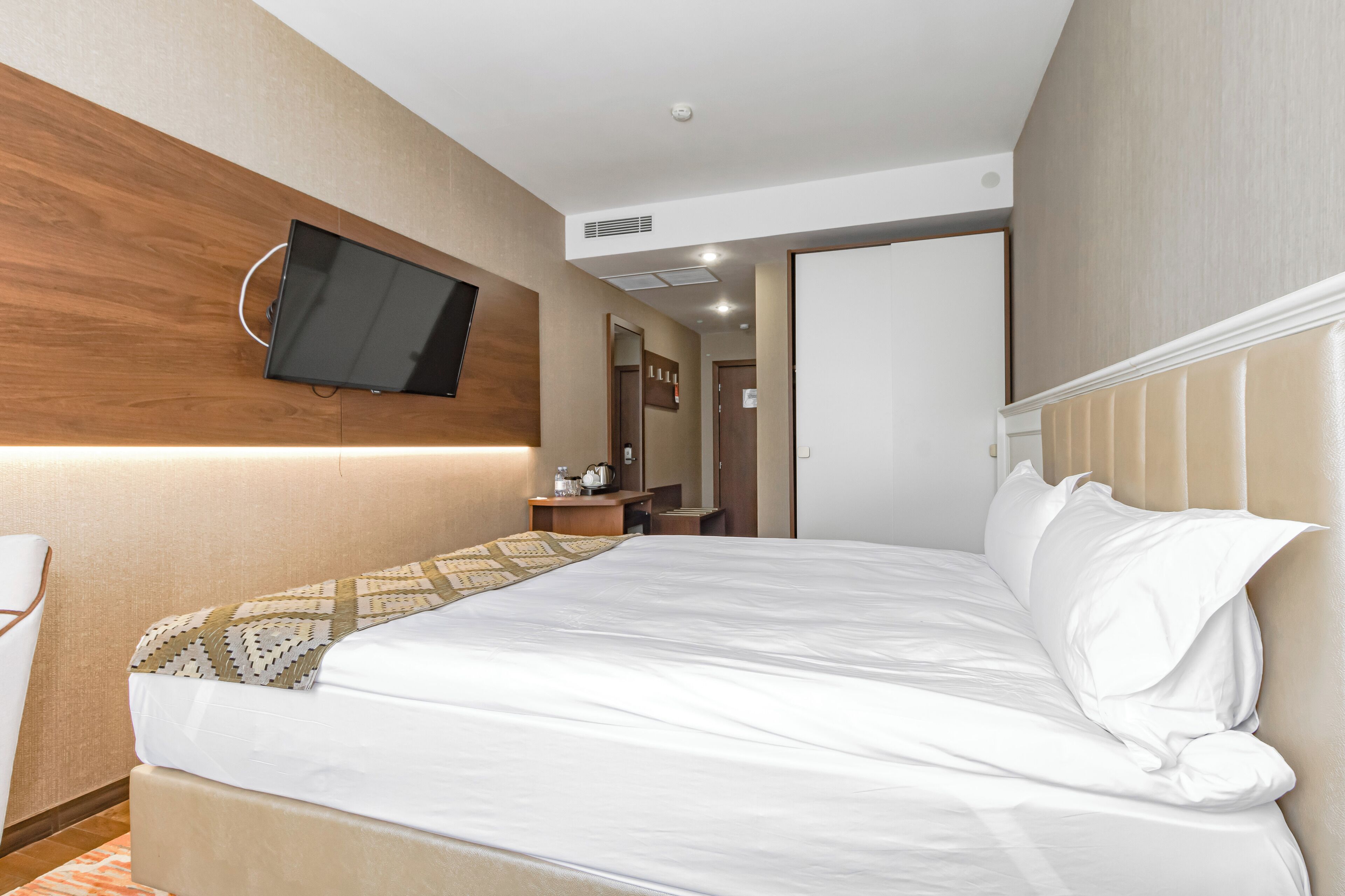 standard room, 1 queen bed, non smoking | minibar, in-room safe, desk, laptop workspace