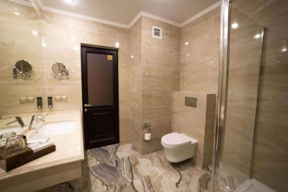 Bathroom | Combined shower/tub, free toiletries, hair dryer, bathrobes