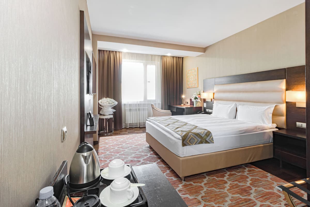 Standard Room, 1 Queen Bed, Non Smoking | Minibar, in-room safe, desk, laptop workspace
