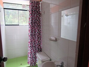 Classic Twin Room, Shared Bathroom | Bathroom | Free toiletries, hair dryer, towels - Hostal Ayllu (Urubamba)